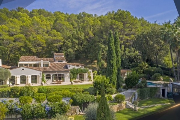 HOME OF THE WEEK - MOUGINS